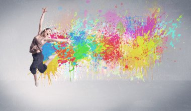 Renkli genç bir sokak dansçısı.