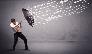 Şemsiyeli ve oklu bir iş adamı ona vuruyor.