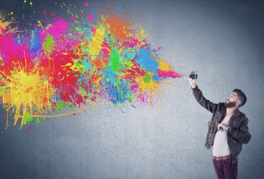 Kamera ve boya sıçratan hippi adam.