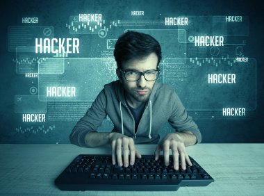 Klavye ve gözlüklü bir bilgisayar korsanı.