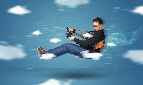 Забавный гонщик молодой человек, путешествующий между облаками — стоковое фото