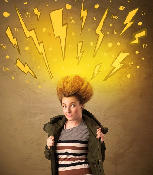 Jeune femme avec coiffure et foudre dessinée à la main — Photo