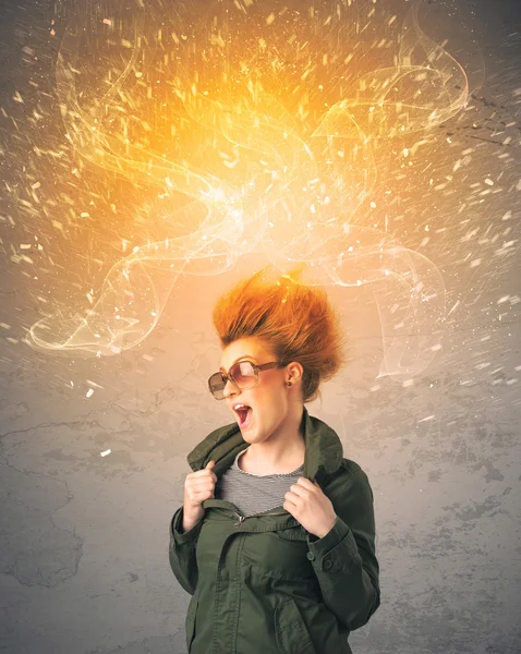 Junge Frau mit energisch explodierenden roten Haaren — Stockfoto