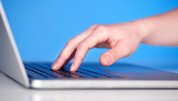 Fechar a mão pressionando botões de teclado — Fotografia de Stock