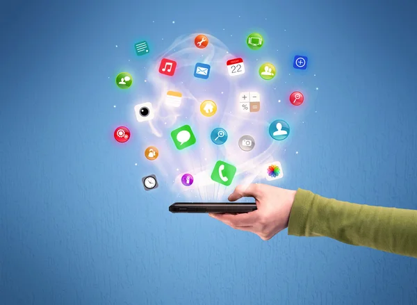 Mão segurando tablet telefone com ícones de aplicativos — Fotografia de Stock