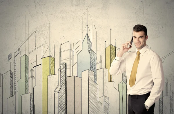Uomo d'affari in piedi con paesaggio urbano disegnato — Foto Stock