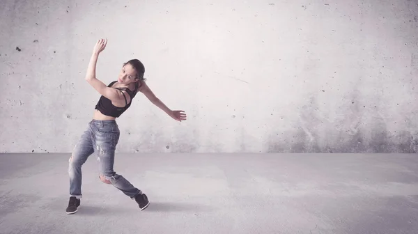 Hübsche urbane Tänzerin mit leerem Hintergrund — Stockfoto