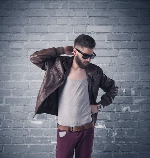 Fashion model in front of brick urban wall — Stock Photo, Image