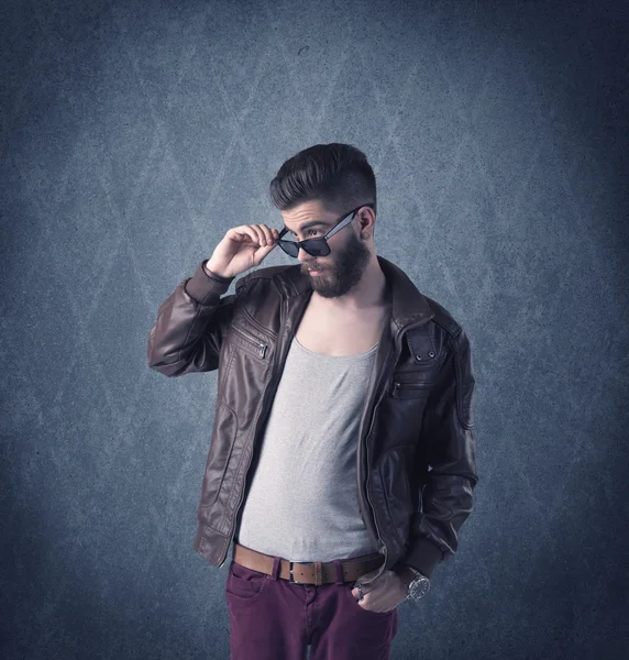 Skäggig hipster stående i eleganta kläder — Stockfoto