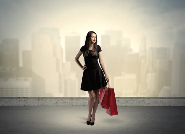 Miasto kobieta stojąca z torbami na zakupy — Zdjęcie stockowe