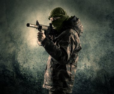 Eski adam Maskeli silahlı askerlerle portresi