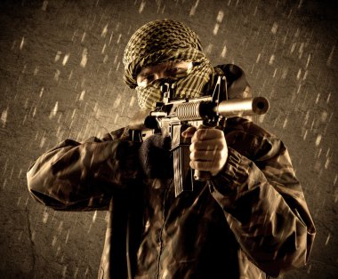 Tehlikeli ağır silahlı terörist asker grungy ra maske ile