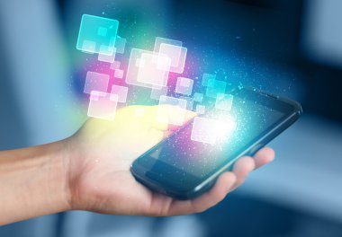 Soyut parlayan kareler ile akıllı telefon tutan el