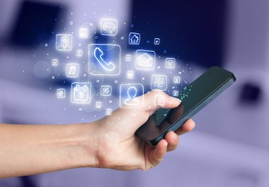 El smartphone telefon app simgeleri ile tutarak