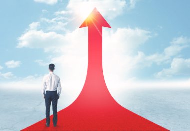 üzerinde kırmızı bir ok ayakta işadamı