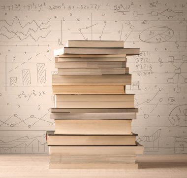 Karalama stilinde yazılmış matematik formülleri olan bir yığın kitap.