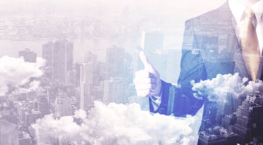 Şehir manzaralı arka planda duran iş adamı