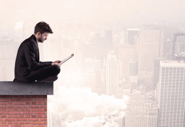 Şehirde çatıda oturan ofis çalışanı