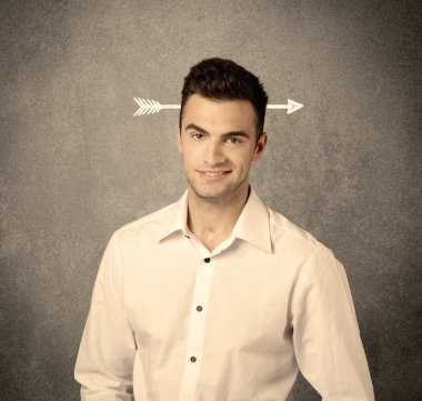 Kafasına bir ok ile genç pazarlamacı