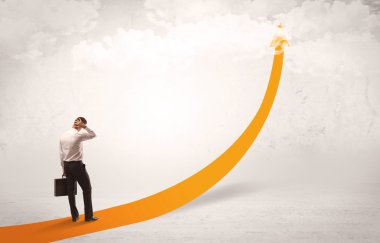 Turuncu ok üzerinde duran iş kişi