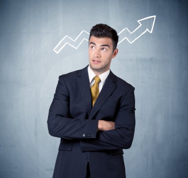 Grafik ok ile gülümseyen iş adamı