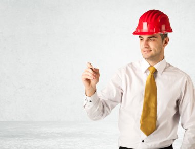 Boşlukta çizim yapan genç mimar