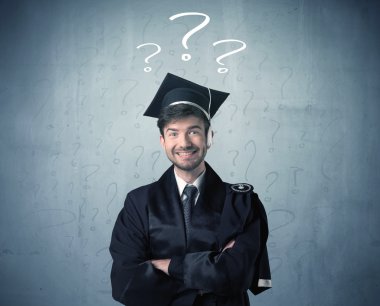 Soru işaretleri çizilmiş genç mezun.