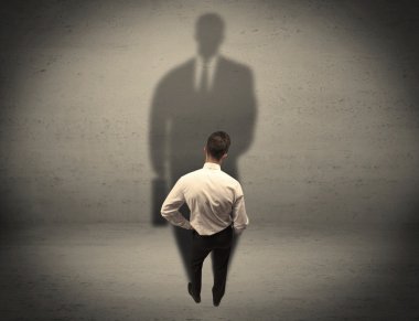 İş adamı büyük gölge kavramına bakıyor