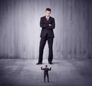 Büyük patron küçük iş adamına lokma atıyor.