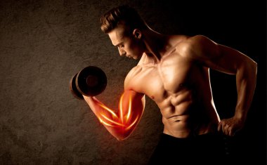 Formda vücut geliştirici, kırmızı kas konseptiyle ağırlık kaldırıyor.