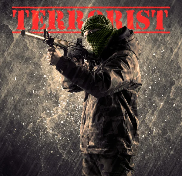 Farliga maskerade och beväpnade mannen med terrorism tecken på grungy bac — Stockfoto