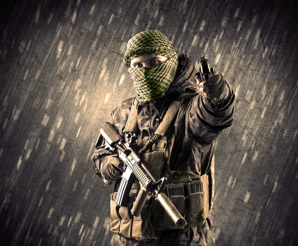 Bewaffneter Terrorist mit Maske auf Regenschirm — Stockfoto