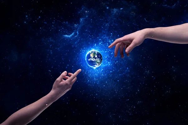 Χέρια στο διάστημα αγγίζουν τον πλανήτη Γη — Φωτογραφία Αρχείου