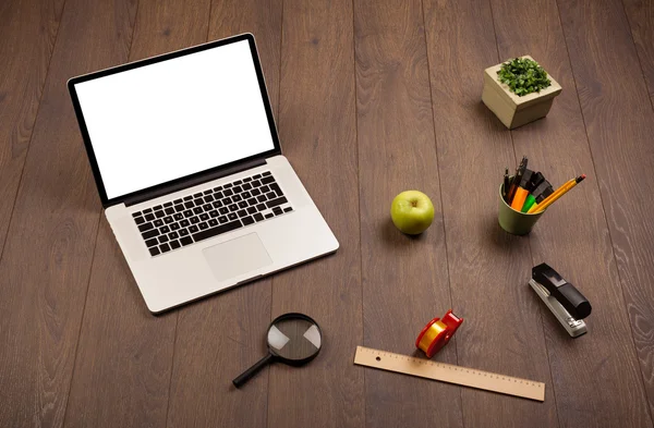 Business Bureau met kantoorbenodigdheden en moderne laptop witte backg — Stockfoto