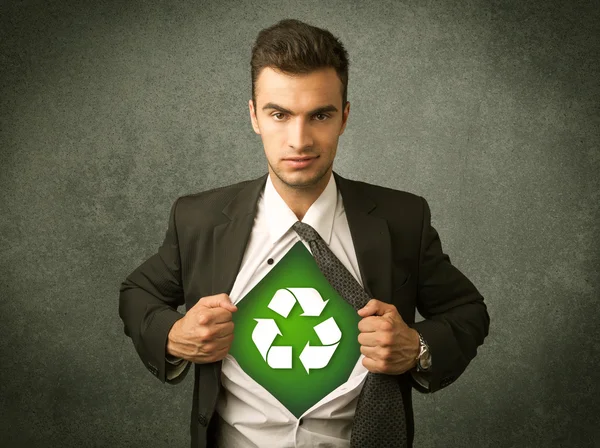 Homme d'affaires écologiste arrachant chemise avec panneau de recyclage — Photo