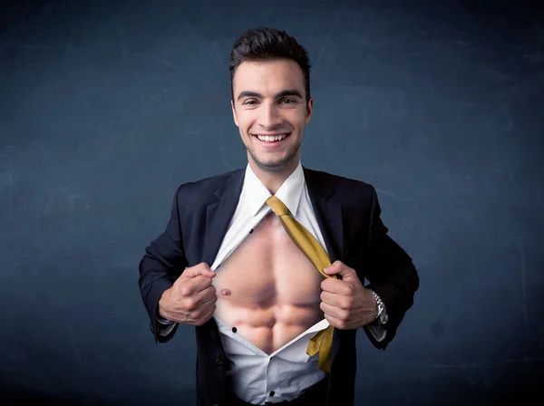 Empresário rasgando fora camisa e mostrando corpo mucular — Fotografia de Stock