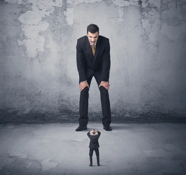 Grande empresa bully olhando para o pequeno colega de trabalho — Fotografia de Stock