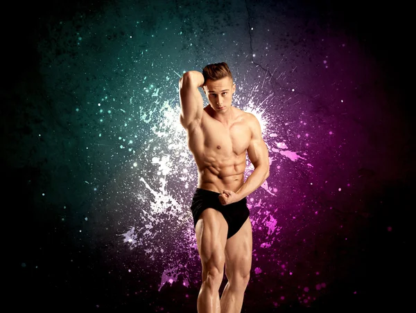 Çekici kaslı adam ağırlık kaldırıyor.