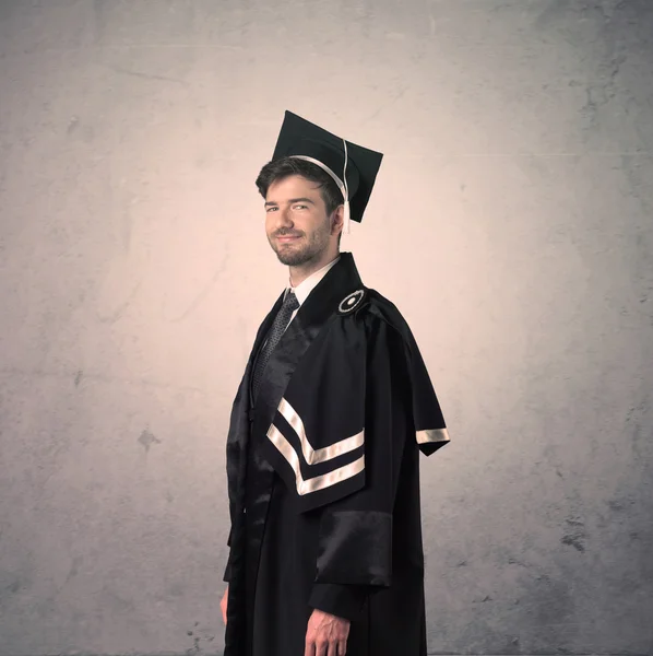 Retrato de um jovem estudante de pós-graduação em fundo grungy — Fotografia de Stock