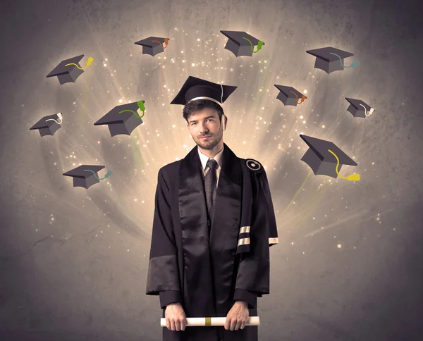 Graduado universitario con muchos sombreros voladores — Foto de Stock