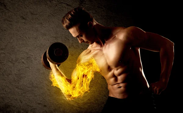 Muskulös kroppsbyggare lyfta vikt med flammande biceps koncept — Stockfoto