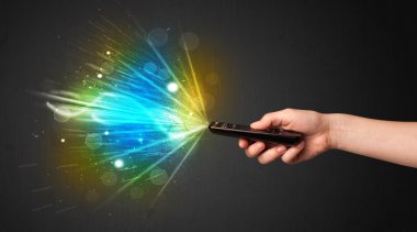 Uzaktan kumandalı ve patlayıcı sinyali olan el.