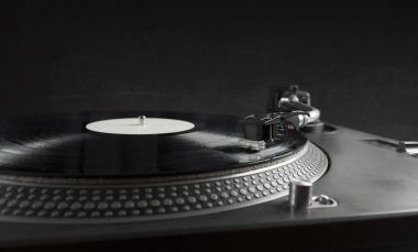 Turntable plağı çalıyor. Plakta iğneyle kapat. 