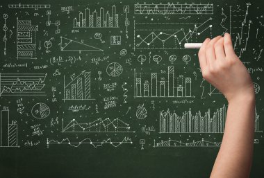 Bir iş adamı tahtaya veri çiziyor