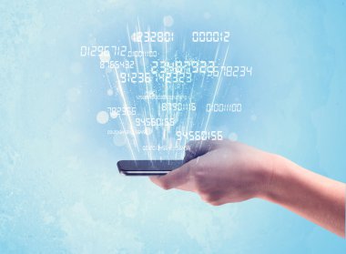 Dijital numaraları olan el ele tutuşan telefon