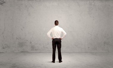 İş adamı boş kentsel alanda kayboldu