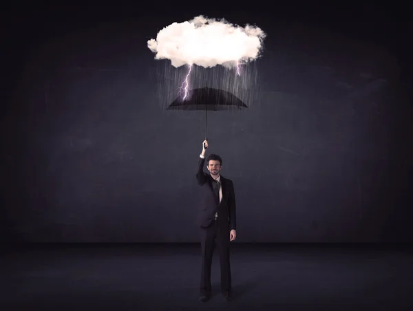 Επιχειρηματίας που στέκεται με ομπρέλα και μικρό σύννεφο καταιγίδα — Φωτογραφία Αρχείου