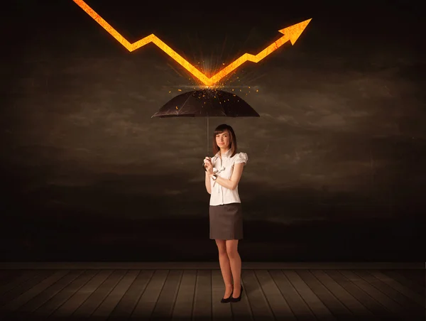 Femme d'affaires debout avec parapluie gardant flèche orange — Photo