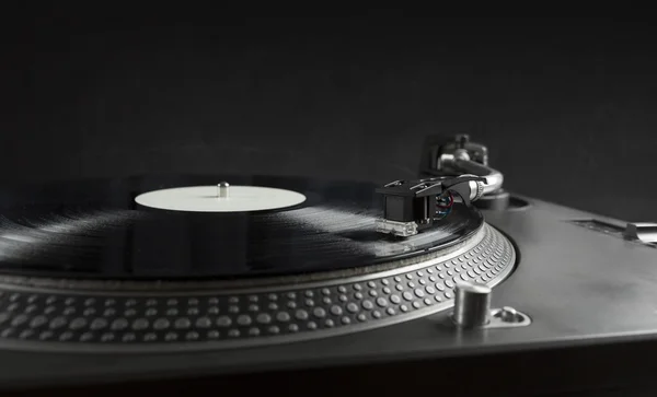 Plattenspieler spielen Vinyl in Nahaufnahme mit Nadel auf der Platte — Stockfoto