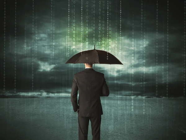 傘のデータ保護の概念で立っているビジネスマン — ストック写真